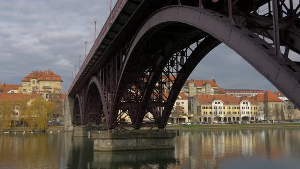 Tilt up of the Old Bridge in Maribor