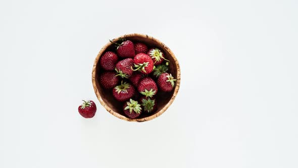 Strawberries Appear in A Bow