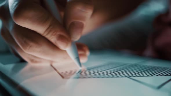 closeup female hand draws on a graphics tablet alt