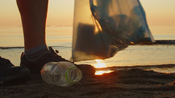 Activist in Gloves Collects Rubbish Rubbish Rubbish Sandy Beach Near Sea