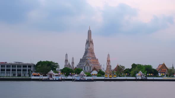 4K Time lapse, Wat arun, Boat traffic in the Chao Phraya River and in the city center