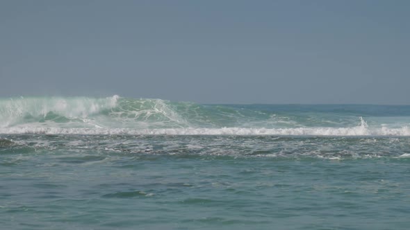 Breathtaking Boundless Turquoise Ocean with Large White Wave