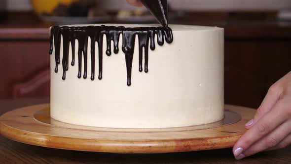 Making a drip cake