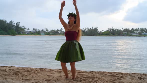 Hawaii Hula Dancer in Costume Dancing 4k