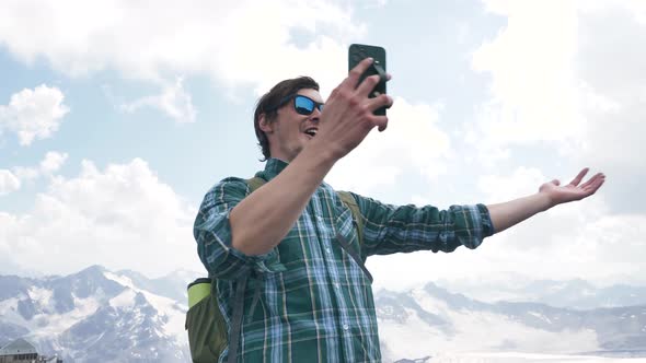 Man Blogger Shows Mountains to Subscribers Via Phone Camera