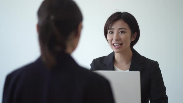 A female office worker who talks with a smile