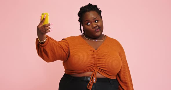 AfroAmerican Plump Lady Makes Selfie Changing Positions