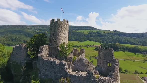 Luftaufnahme eines altertümlichen Schweizer schloss im Jura Neu-Falkenstein ( Solothurn, Balsthal)