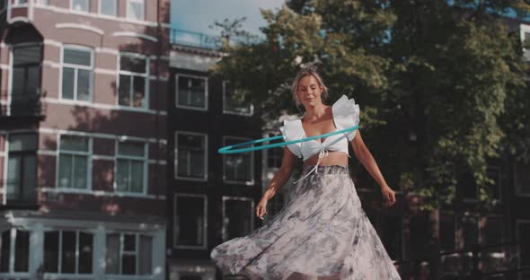 Woman effortlessly spins Hula Hoop