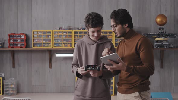 Teacher Explaining How To Build Robot alt