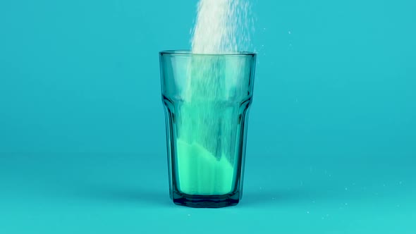 Pour Sugar Green Collins Glass Thick Bottom Blue Bright Background Slow Motion