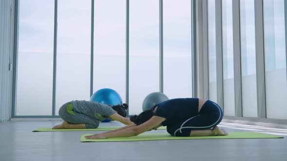 Sports club, Athletes are exercising simultaneously in the room.