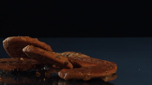 Cookies falling and bouncing in ultra slow motion 1500fps - reflective surface - COOKIES PHANTOM 