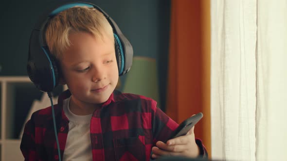 Happy little boy with listen to music alt
