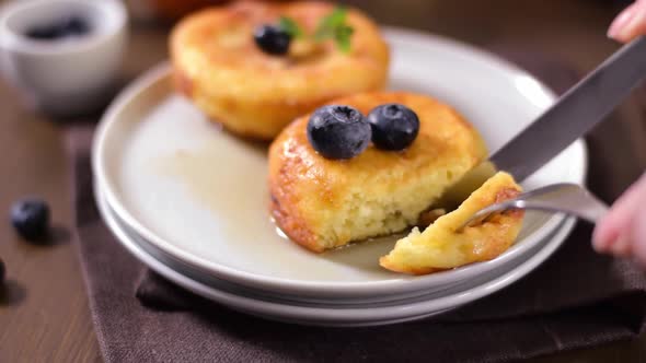 Cutting Syrniki with knife and fork