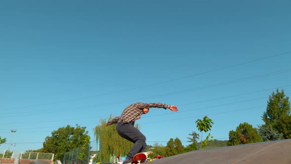 Skateboarding in the park, Ultra Slow Motion