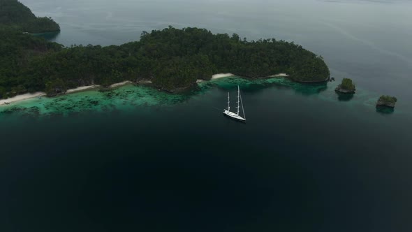 Triton Bay: Boat On Turquoise Sea And Green Tropical Trees In Kaimana Islands. 