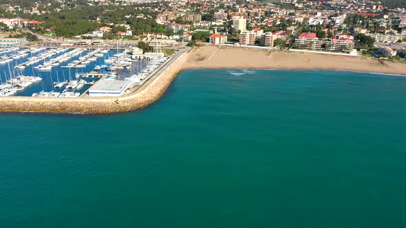 051_0_ojra.uas_Beach_LateralTravelingView_SunnyDay_4k. TRAVELING PORT SIDE TOWARDS THE BEACH ON A SU