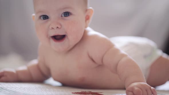 baby express different emotions and learns to crawl