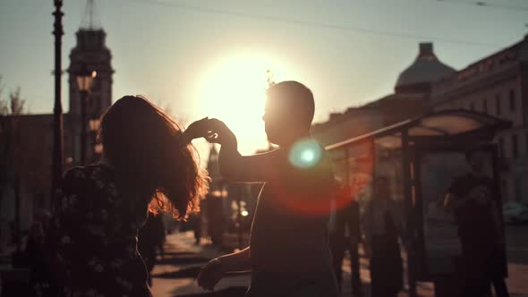 Young Couple Silhouettes Dancing on City Big Road, o Recognizable Faces of Lovers