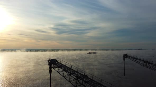 La costa de Rosario en una fria mañana de invierno con el rio Paraná entre la niebla