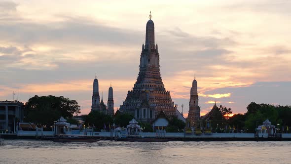 4K : Time lapse of Wat Arun Temple with Chao Phraya river