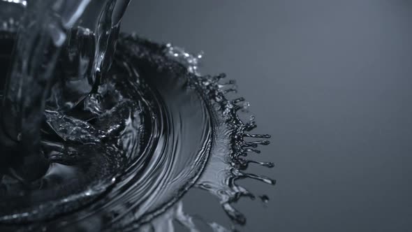 Water splash on black surface, Slow Motion alt