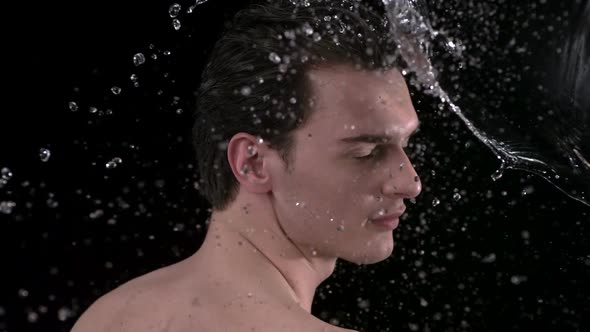 Water splash on man's face, Slow Motion alt