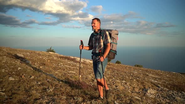 Travel Mountain Hike Happy Smiling Mountaineer Climbing the Mountain Hike Travel in Setting Sun Spbd