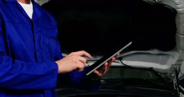 Smiling mechanic using digital tablet