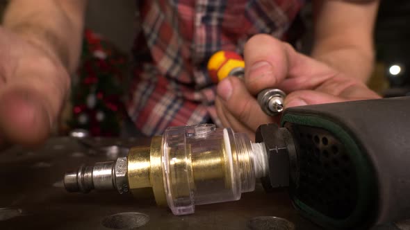Pour Oil Into The Lubricator