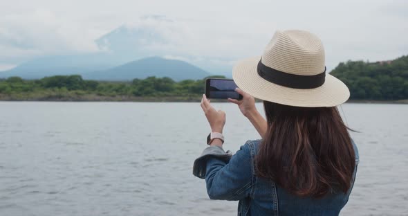 Woman take photo with the mountain fuji in Japan