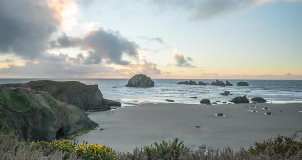 Scenic Oregon Coast beach. People on holiday. Travel background, time-lapse.