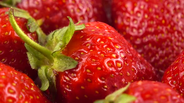 Drops of water fall on strawberries.