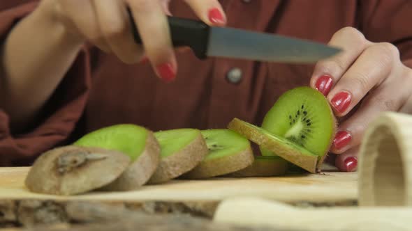 Preparing Round Kiwi Slices