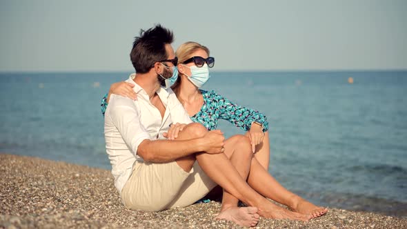 Tourist Travel In Face Mask.Couple In Face Mask. Woman And Man In Face Mask Covid19 Coronavirus.