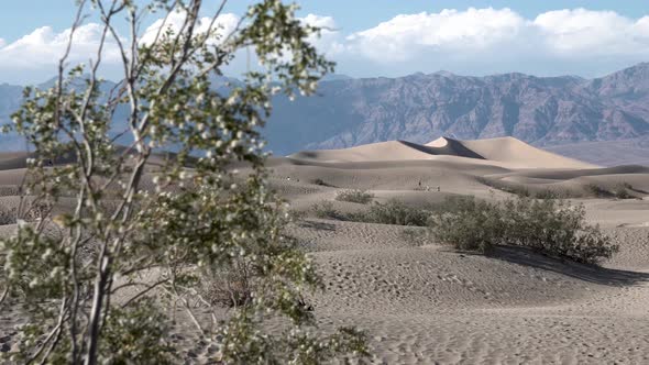 Distant people exploring the sand dune terrain in Death Valley, Mojave Desert, California, Aerial do