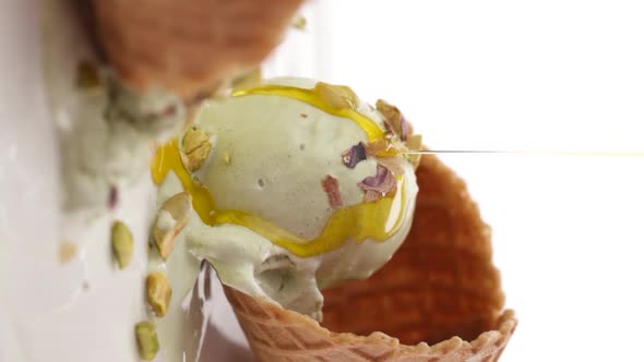 Vertical video: Macro plan of ice cream