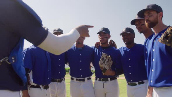 Baseball players preparing the match