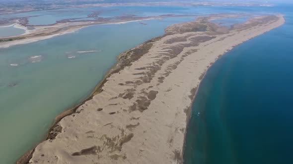 Gravelbars Formed in the Lagoon Sea