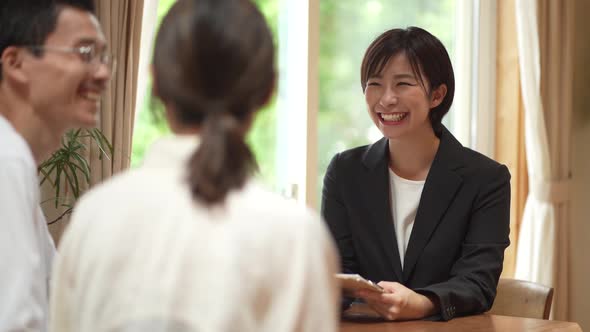 A female employee who guides the property