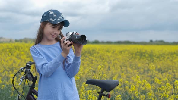 Young photographer in nature.  alt