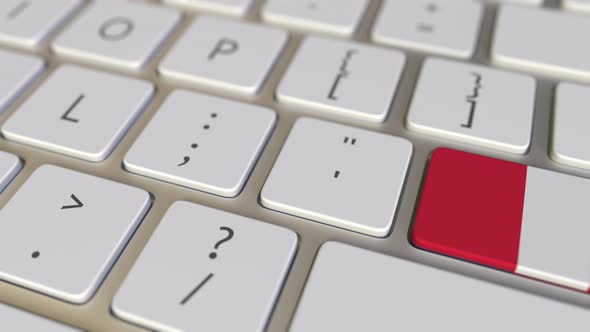 Key with Flag of Peru Switches to Key with Flag of the USA alt