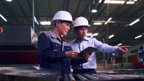 An engineer is explaining remote machine control to industrial owners.