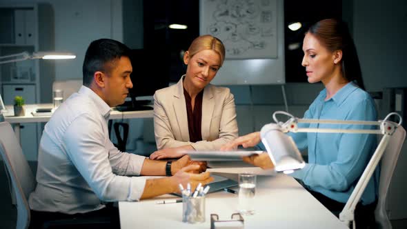 Business Team with Documents Argue at Night Office 17