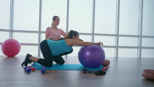 Personal Fitness Trainer Helps you with Exercise for Pregnant Women