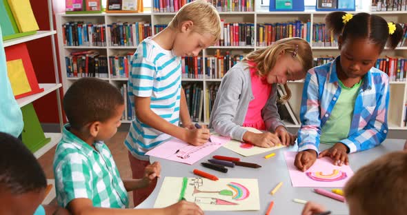 Kids drawing in library alt