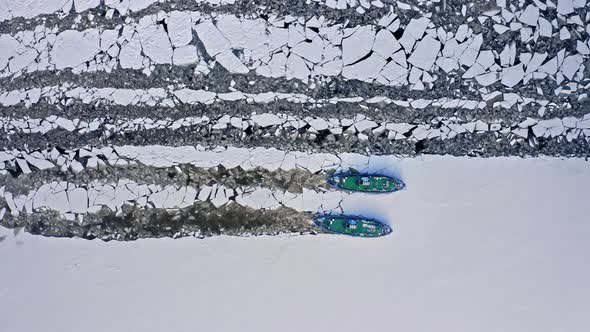 Two icebreakers on Vistula crush the ice, 2020-02-18, Poland