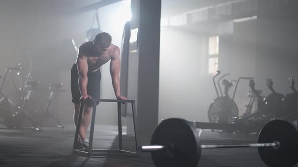 運動をした後、ジムでのトレーニングで疲れ果てたアスリートは休息し、体力をつける / Videohive, Stock footage, Sports