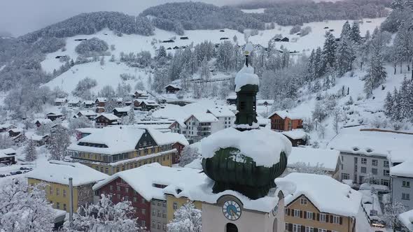 Village in wintertime. Snowy rooftops. Dorf im Winter. Verschneite Hausdächer.